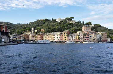Portofino renkli cephe denizde evlerin