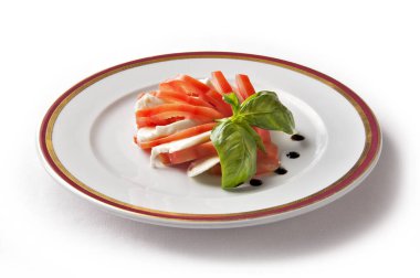 Caprese domates mozzarella ve fesleğen