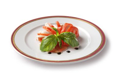 Caprese domates mozzarella ve fesleğen