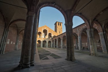 Saint Ambrogio cephe ve sundurma Bazilikası