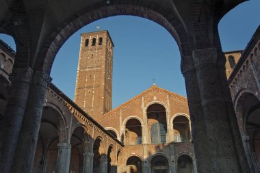 Saint Ambrogio cephe ve sundurma Bazilikası