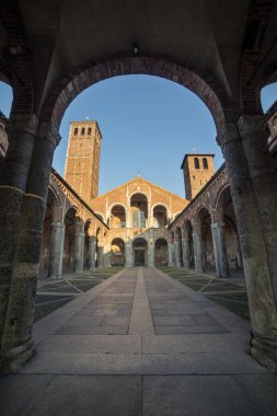Saint Ambrogio cephe ve sundurma Bazilikası