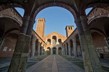 Saint Ambrogio cephe ve sundurma Bazilikası