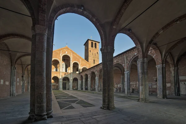 Basilikan Sankt Ambrogio fasad och veranda — Stockfoto