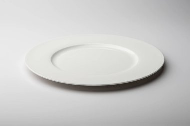 Düz kenar ile boş yuvarlak beyaz plaka