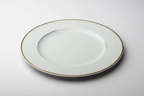 Порожня кругла біла тарілка з прикрашеною рамкою — стокове фото