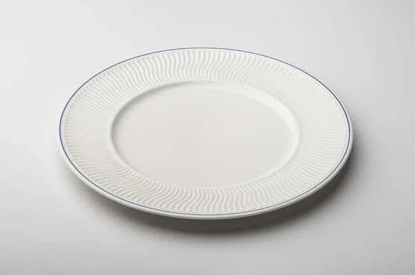 Άδειο στρογγυλό λευκό πιάτο με διακοσμημένο περιθώριο — Φωτογραφία Αρχείου