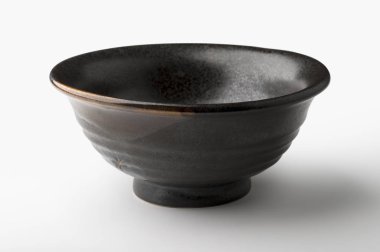 Siyah rustik kase beyaz arka plan üzerinde izole