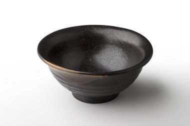 Siyah rustik kase beyaz arka plan üzerinde izole