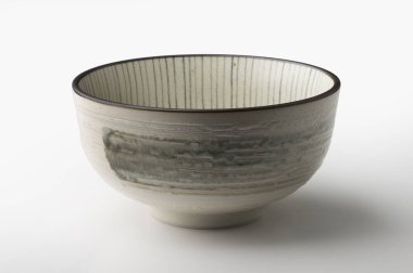 Beyaz arka plan üzerinde izole rustik kase boyalı