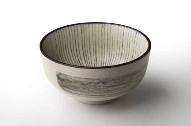 Beyaz arka plan üzerinde izole rustik kase boyalı