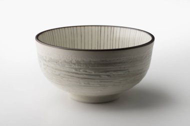 Beyaz arka plan üzerinde izole rustik kase boyalı