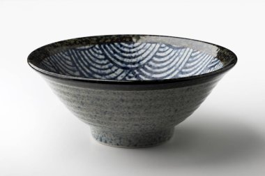 Beyaz arka plan üzerinde izole rustik kase boyalı