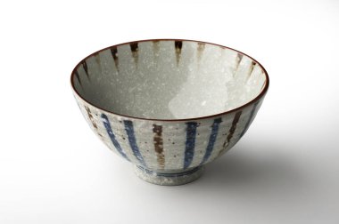 Beyaz arka plan üzerinde izole rustik kase boyalı