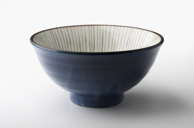 Beyaz arka plan üzerinde izole rustik kase boyalı