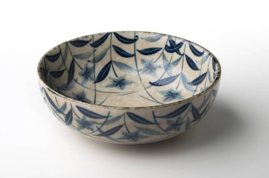 Beyaz arka plan üzerinde izole rustik kase boyalı