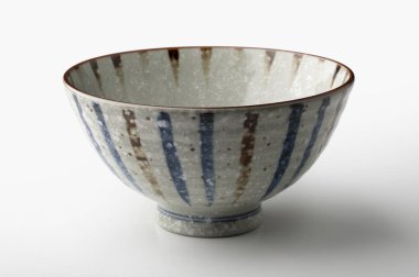 Beyaz arka plan üzerinde izole rustik kase boyalı