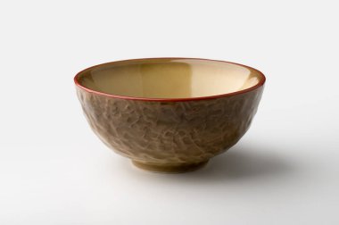 Beyaz arka plan üzerinde izole rustik koyu sarı kase