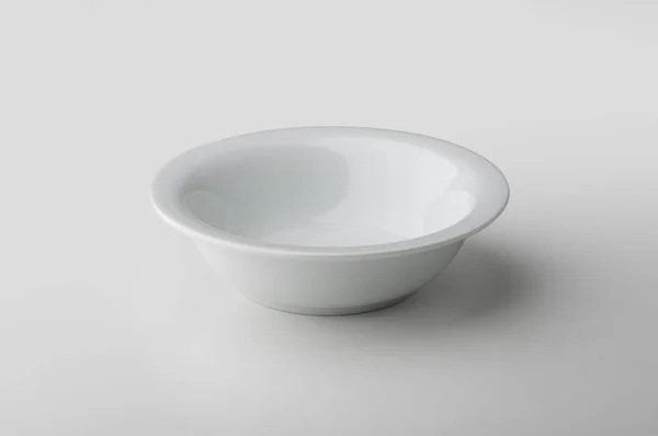 Круглая чаша из белого фарфора — стоковое фото