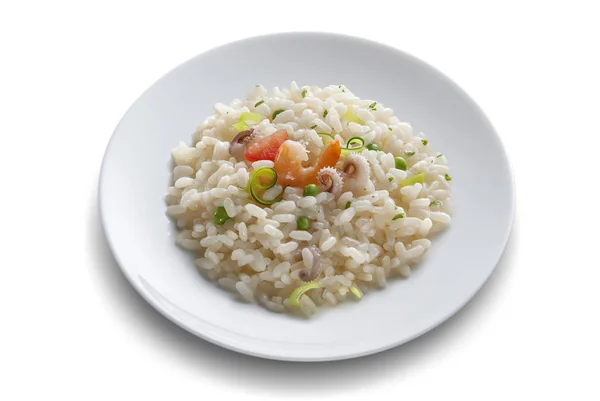 Блюдо с рисовым салатом с креветками — стоковое фото