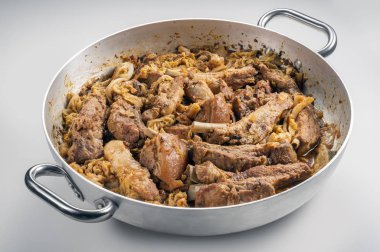 Bir tencerede Cassoeula cassola domuz eti