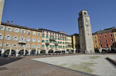 Bir Riva del Garda Piazza III Kasım ve Apponale Kulesi