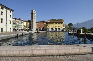 Bir Riva del Garda Piazza III Kasım ve Apponale Kulesi