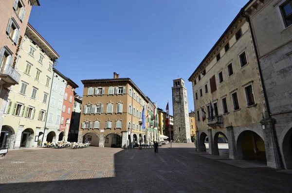 Riva del Garda Piazza III Novembre e Torre Apponale — Foto Stock