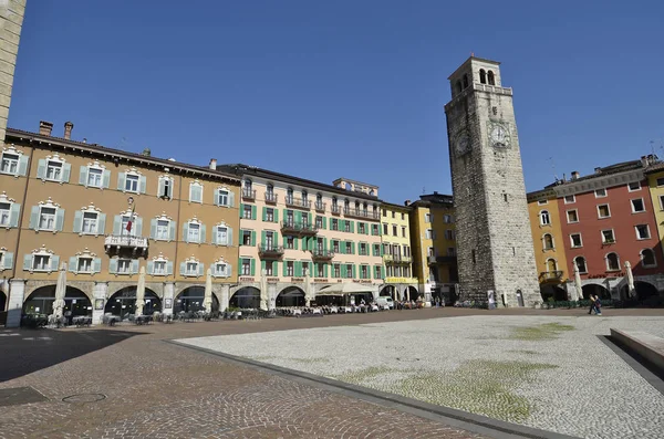 Riva del Garda Piazza Iii November en Apponale toren — Stockfoto