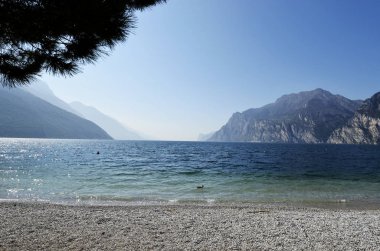 Garda Gölü ve Torbole plaj görülen dağlar