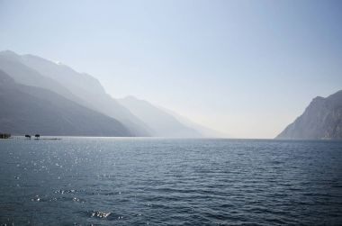 Garda Gölü ve Torbole plaj görülen dağlar