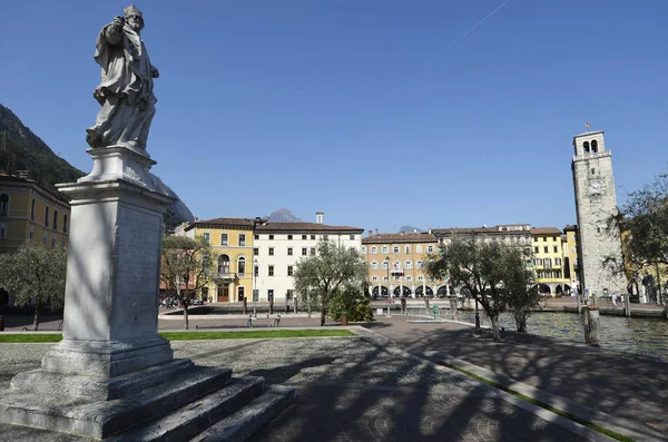 Riva del Garda πλατεία αλυσίδας και δια βίου μάθησης Νοέμβριος πλατεία — Φωτογραφία Αρχείου