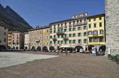 Bir Riva del Garda Piazza III Kasım ve Apponale Kulesi