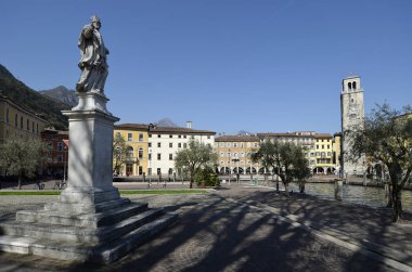 Riva del Garda Meydanı zinciri ve lll Kasim Meydanı