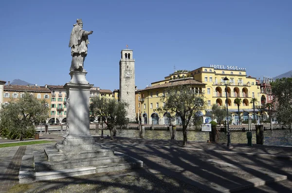 Riva del Garda Square ketting en lll November Square — Stockfoto