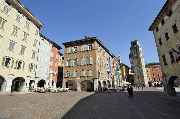 Riva del Garda Piazza III November and Apponale tower — Stock Photo, Image