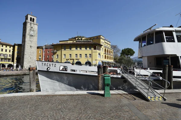 Loď pro veřejnou dopravu v Riva del Garda — Stock fotografie