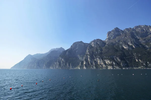 Bergen runt sjön nära Riva del Garda — Stockfoto