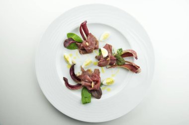 Dana carpaccio ile tost çam fıstığı ve bıldırcın yumurtası