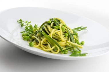 Makarna yemek spagetti otlar ve bahar sebzeler ile