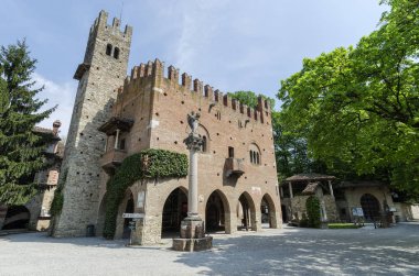 Kısmi görünümü antik Grazzano Visconti Köyü