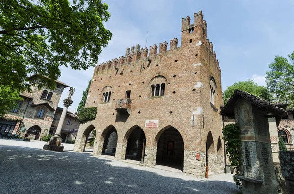 Veduta parziale dell'antico borgo di Grazzano Visconti — Foto Stock