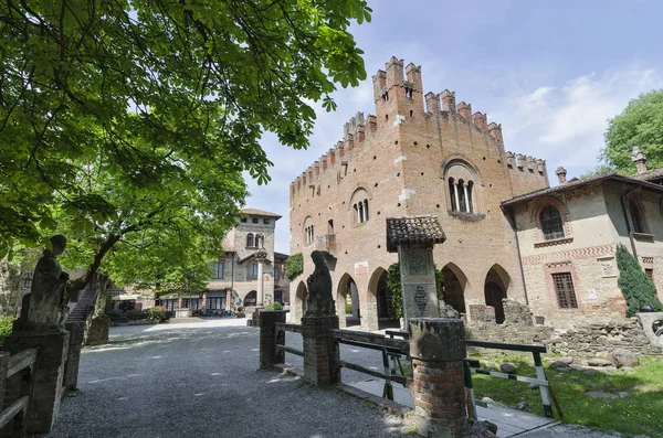 Veduta parziale dell'antico borgo di Grazzano Visconti — Foto Stock