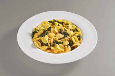 Makarna yemek orecchiette şalgam üstleri ile