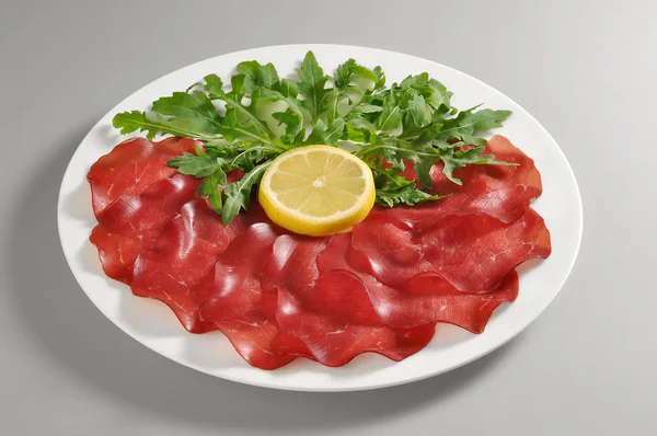 Piatto con bresaola e rucola — Foto Stock