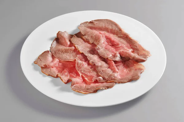 Plate with slices of roast beef — Stock Photo, Image