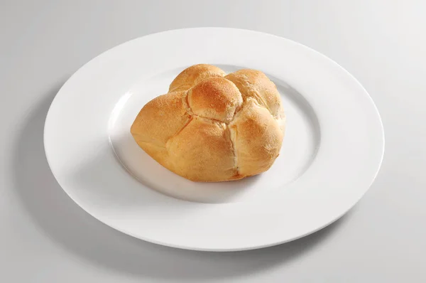 ミラノ パン Michetta と丸いお皿 — ストック写真
