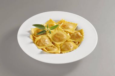 Bir kısmı kabak tortelli makarna ile yuvarlak tabak