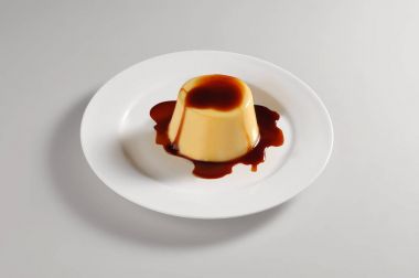 Karamel kremler ile yuvarlak tabak