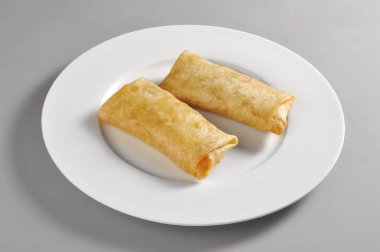 Dim sum bahar rulo ile yuvarlak tabak